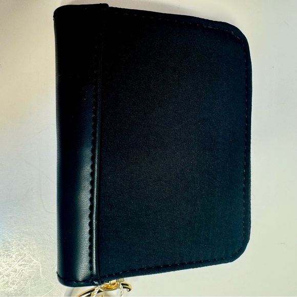 NWT. Disney small wallet. Disney’s Mickey Mouse zipper closure wallet - Picture 4 of 11